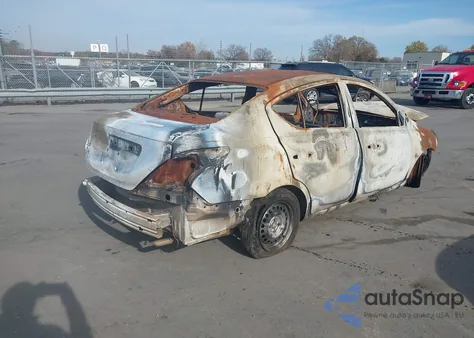 2015 Nissan Versa 1.6 S z USA, uszkodzony, nr VIN 3N1CN7AP0FL820208